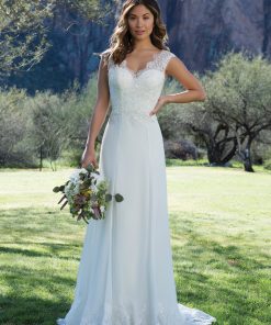 Brudklänning från Sweetheart en av Justin Alexanders Kollektioner En kort brudklänning i spets med avtagbar kjol i tyll. Brudklänning, brudklänningar, bröllopsklänning, bröllopsbutik