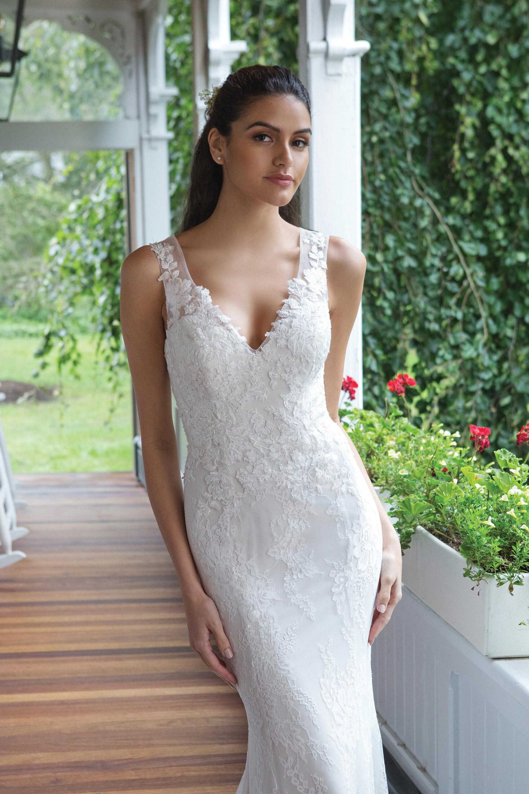 Brudklänning från Sweetheart en av Justin Alexanders Kollektioner En kort brudklänning i spets med avtagbar kjol i tyll. Brudklänning, brudklänningar, bröllopsklänning, bröllopsbutik