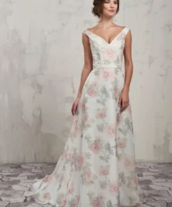 Brudklänning från Marys bridal, Rachel Allan En kort brudklänning i spets med avtagbar kjol i tyll. Brudklänning, brudklänningar, bröllopsklänning, bröllopsbutik Färgad brudklänning, Mönstrad brudklänning Blommig brudklänning