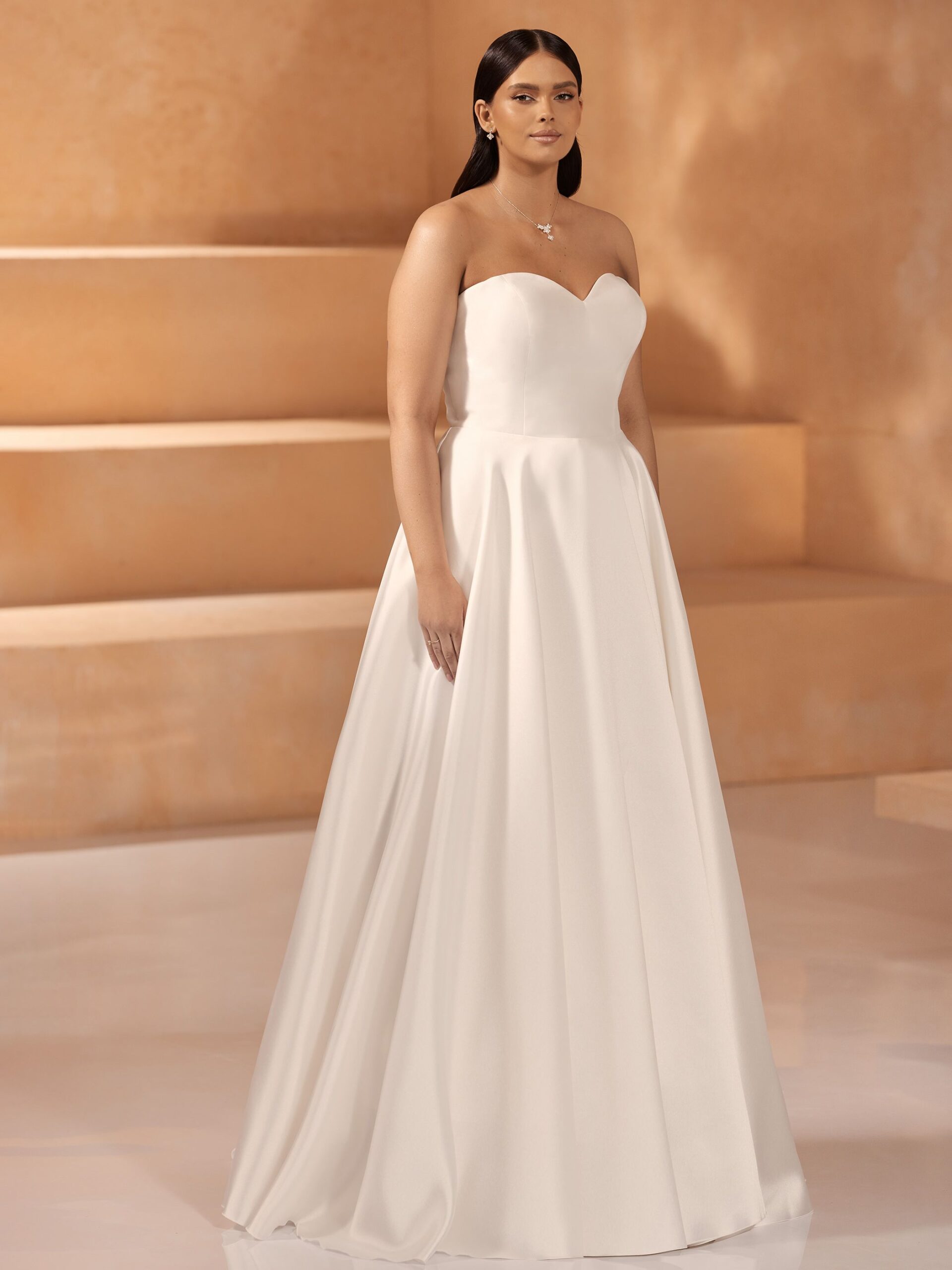 Brudklänning från Bianco Evento, Brudkjole, Brudklänning i Spets, brudklänning Chiffong, brudklänning i Tyll, Bröllopsbutik Malmö