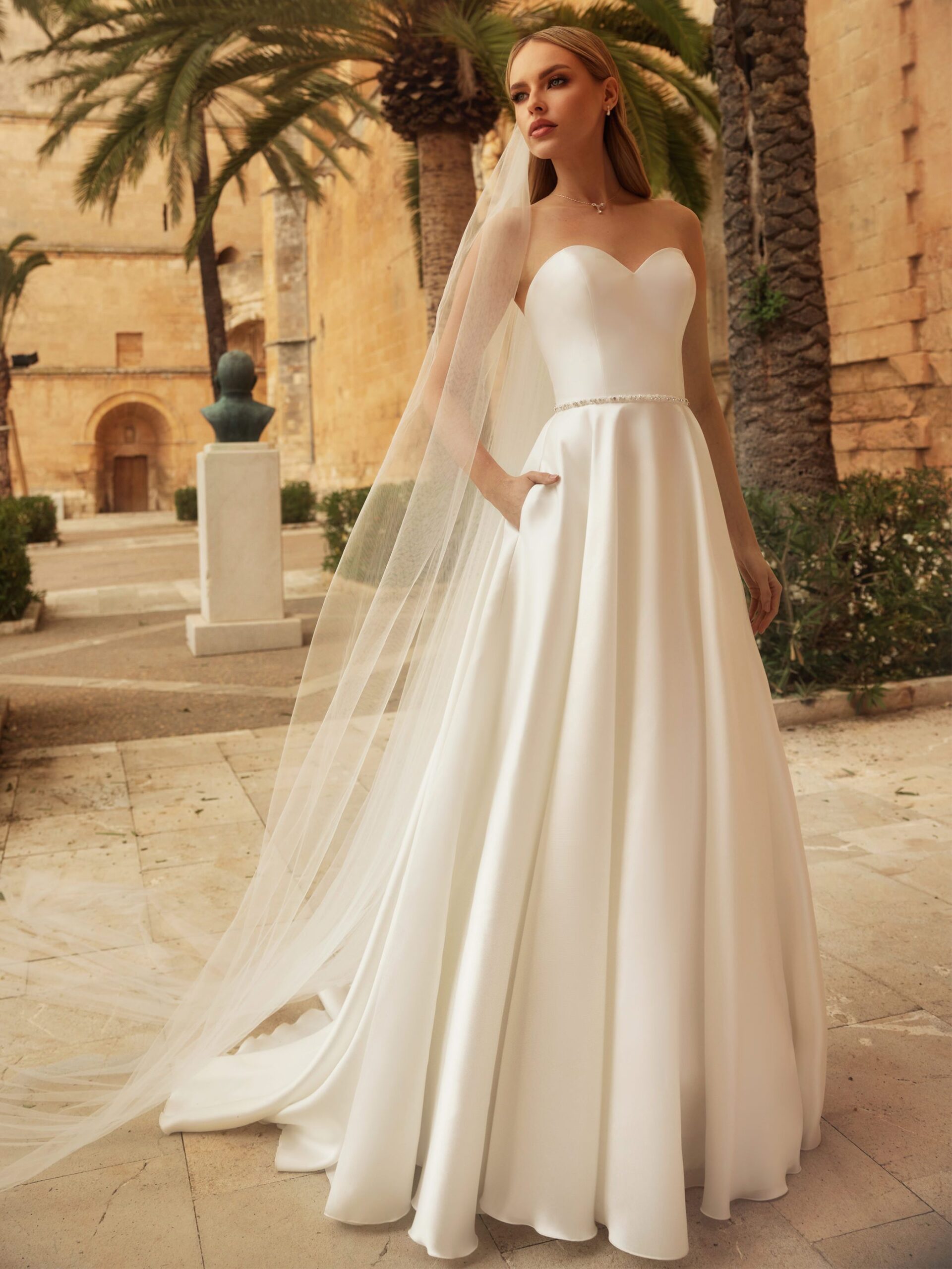 Brudklänning från Bianco Evento, Brudkjole, Brudklänning i Spets, brudklänning Chiffong, brudklänning i Tyll, Bröllopsbutik Malmö