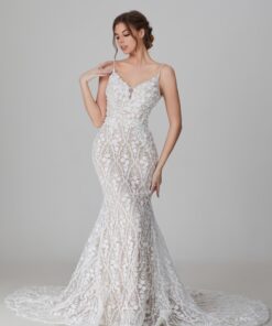 Brudklänning från Giafora Couture, 3307. en brudklänning i spets, sjöjungfrumodel med 3D blommor. Billg brudklänning, Bröllopsbutik Malmö, Brudkjoler