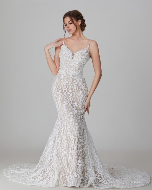 Brudklänning från Giafora Couture, 3307. en brudklänning i spets, sjöjungfrumodel med 3D blommor. Billg brudklänning, Bröllopsbutik Malmö, Brudkjoler