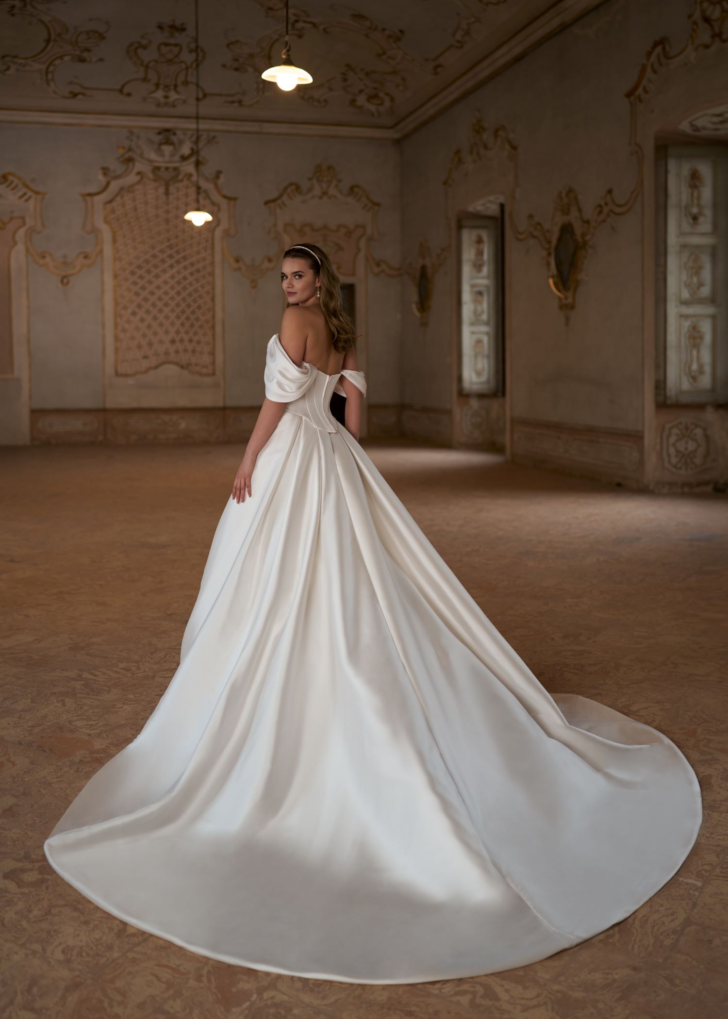 Nirit topp från Herve Paris Mix&Match hos Jolie Bridal Malmö. Kombinera egen topp och kjol för en romantisk och modern brudloo