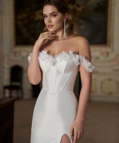 Mikado-brudkorsett med hjärtformad urringning och 3D-blommor på off-shoulder-band – romantisk och feminin design för modern brud.