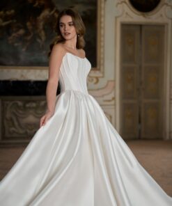 Voluminös prinsesskjol i mikado – Numa från Mix & Match Collection, stylad med topp i romantisk brudmiljö.