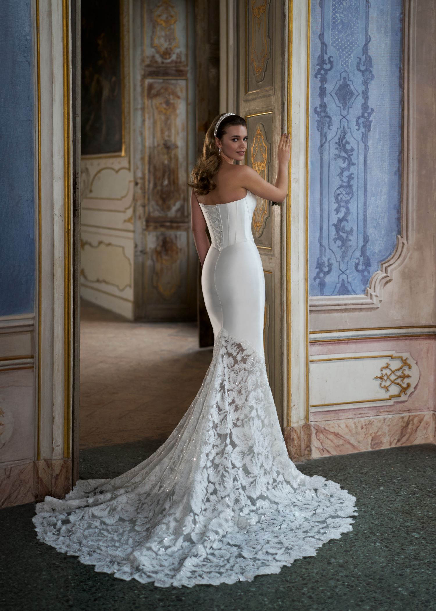 Sjöjungfrukjol i mikado med spetsdetaljer – Nyla från Mix & Match Collection, fotograferad från sidan i ljus brudmiljö.