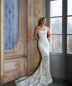 Sjöjungfrukjol i mikado med spetsdetaljer – Nyla från Mix & Match Collection, fotograferad från sidan i ljus brudmiljö.