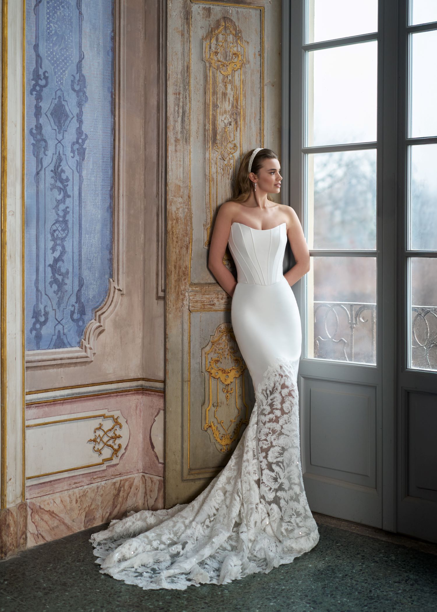 Sjöjungfrukjol i mikado med spetsdetaljer – Nyla från Mix & Match Collection, fotograferad från sidan i ljus brudmiljö.