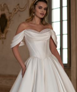 Nirit topp i mikado från Herve Paris Mix&Match hos Jolie Bridal Malmö – hjärtformad urringning med pärlor och off-shoulder axelband.