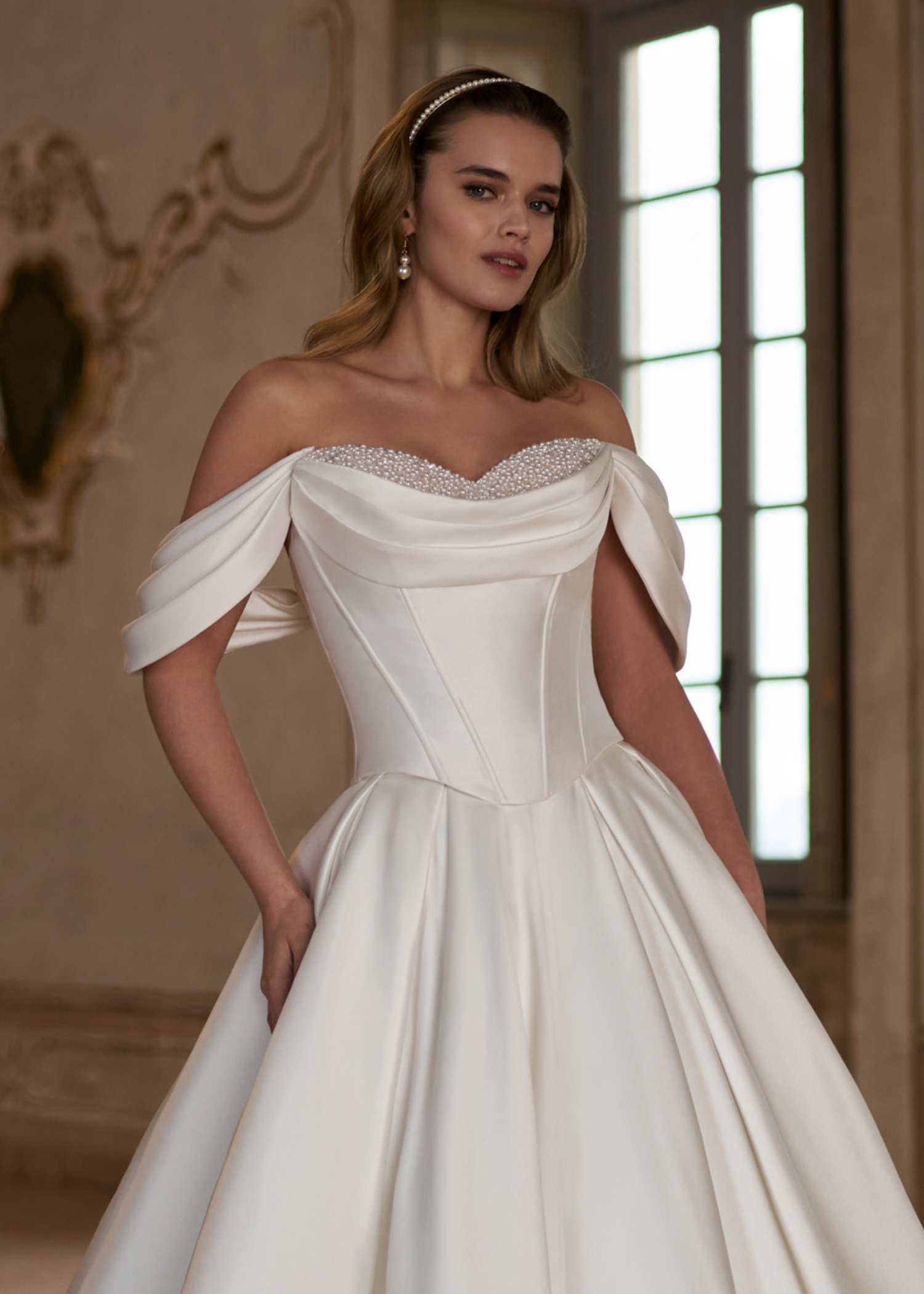 Nirit topp i mikado från Herve Paris Mix&Match hos Jolie Bridal Malmö – hjärtformad urringning med pärlor och off-shoulder axelband.