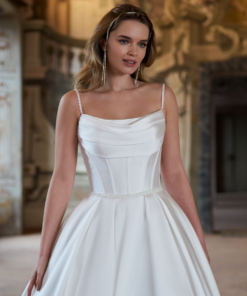 Mikado brudtop med cowl-drapering, scoop-neck, pärlade axelband och V-ringad rygg – modern och elegant design för brud.