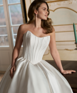 Mikado brudtop med scoop-ringning, basque-midja och pärldetaljer – matchas med Mix & Match-kjol för personlig bröllopsstil.