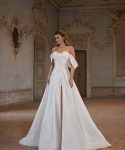 Tvådelad brudklänning med prinsesskjol i mikado och hög slits från Jolie Bridals Mix & Match-kollektion.