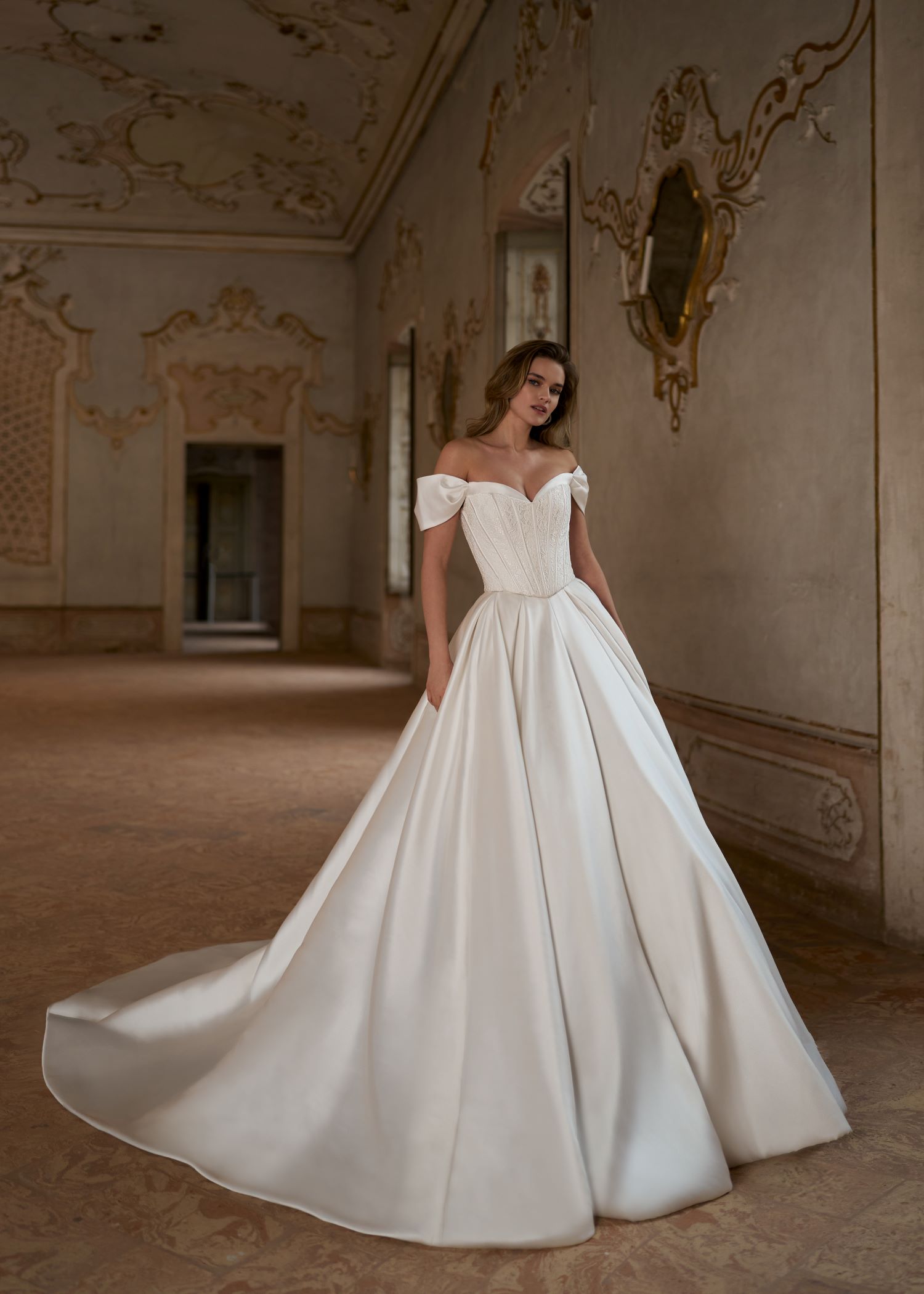 Noriko – en tvådelad brudklänning med prinsesskjol i mikado. Tidlös elegans i Mix & Match-kollektionen från Jolie Bridal.