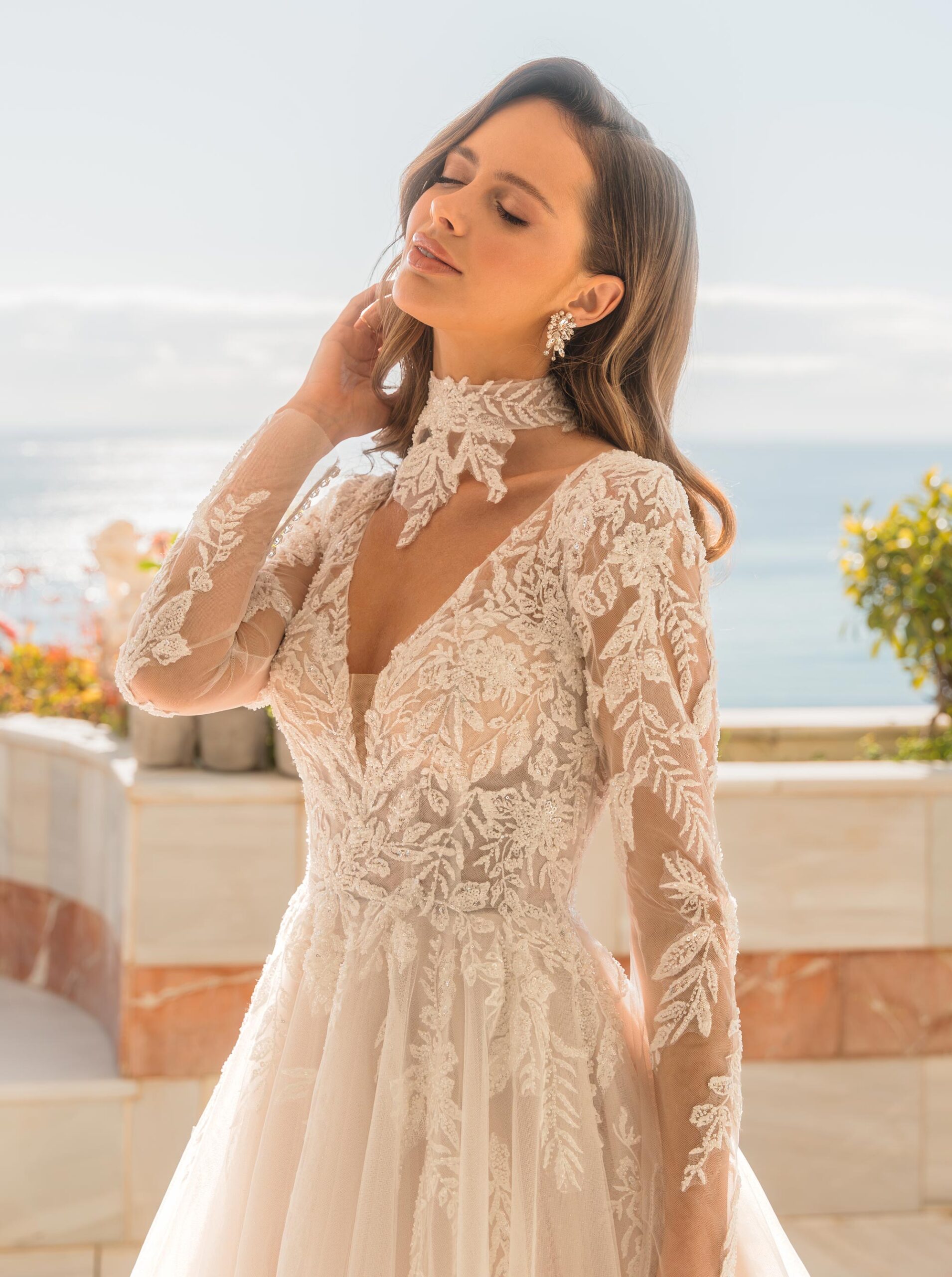 Romantisk brudklänning med broderad spets, skimrande tyllkjol och långa spetsärmar från Jolie Bridal i Malmö.