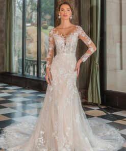 Brudklänning med transparent spetsliv, långa broderade ärmar och spetsbakdel – DE LUXE by Diane Legrand hos Jolie Bridal i Malmö.