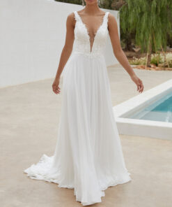 A-linjeformad chiffongklänning med djup illusion-V-ringning, låg V-rygg, paljettspets, handbroderade pärlor och klädda knappar ner till svepsläp. Matchande löstagbart släp säljs separat.