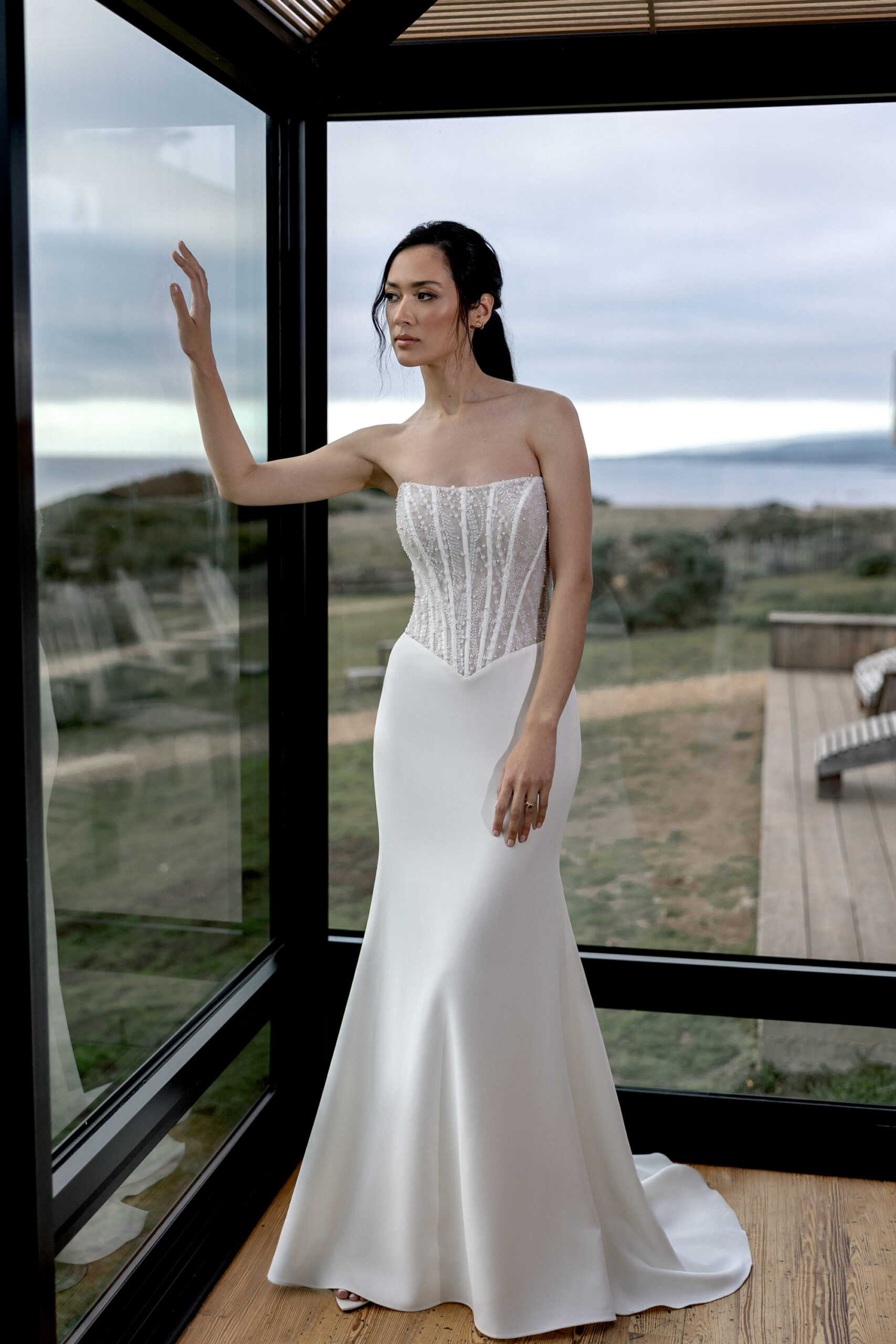 Fit & flare-klänning med cat eye-urringning, Basque-midja, glittrande pärlbroderier, transparent liv med korsett i ryggen och crepekjol med svepsläp.