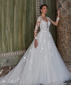 Brudklänning med 3D-blommor, spetsdetaljer, illusionrygg och skimrande tyllkjol – DE LUXE by Diane Legrand hos Jolie Bridal i Malmö.