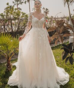 Romantisk brudklänning med 3D-blomspets och tyllkjol från Lisa Donetti by Diane Legrand hos Jolie Bridal i Malmö.