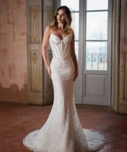 Fit-and-flare brudkjol i tyll med pärlbroderad spets – Nureen från Mix & Match Collection, fotograferad i romantisk miljö.