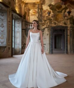 Voluminös brudkjol i mikado – Nuala från Mix & Match Collection, fotograferad framifrån i ljus miljö.