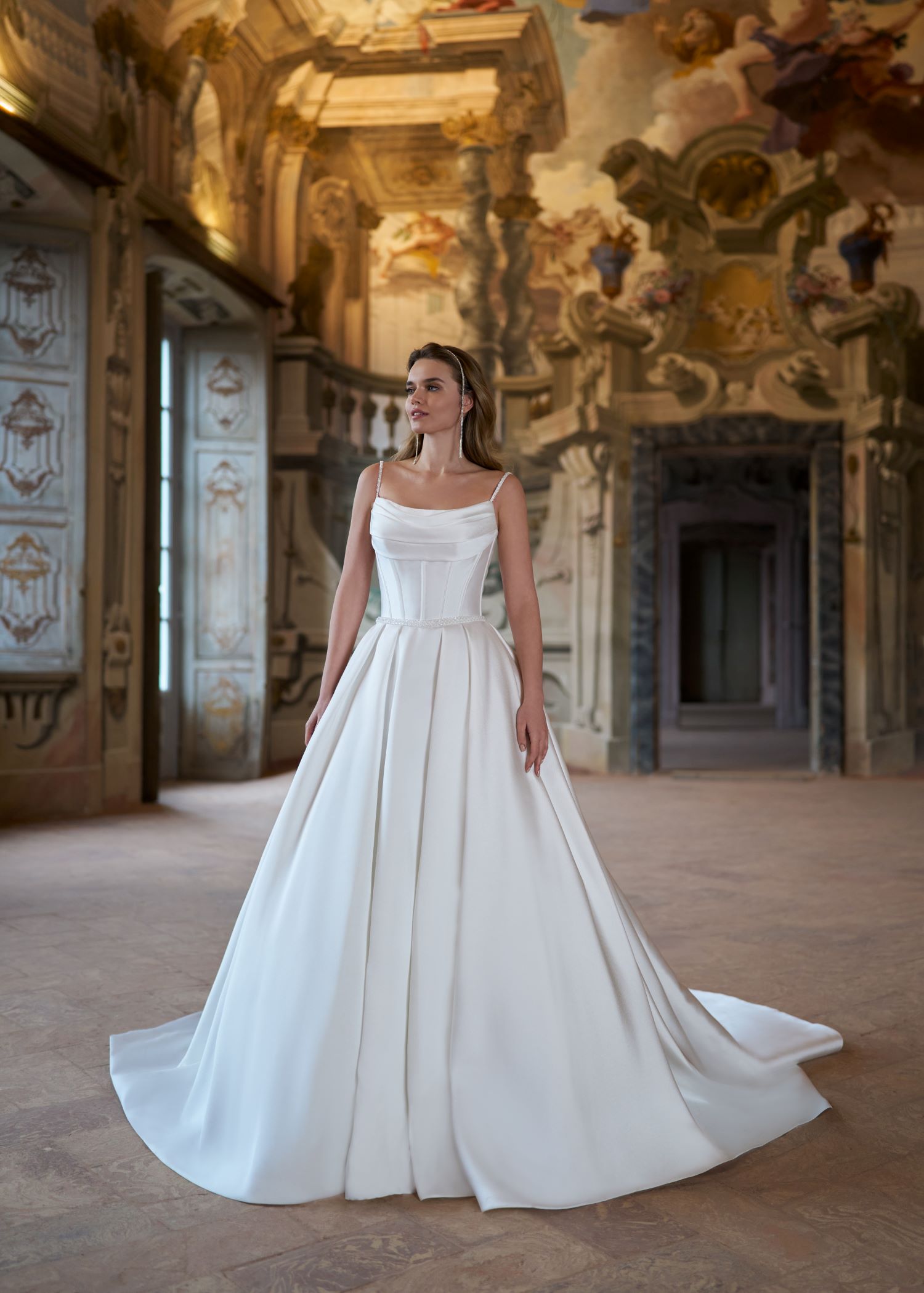 Voluminös brudkjol i mikado – Nuala från Mix & Match Collection, fotograferad framifrån i ljus miljö.