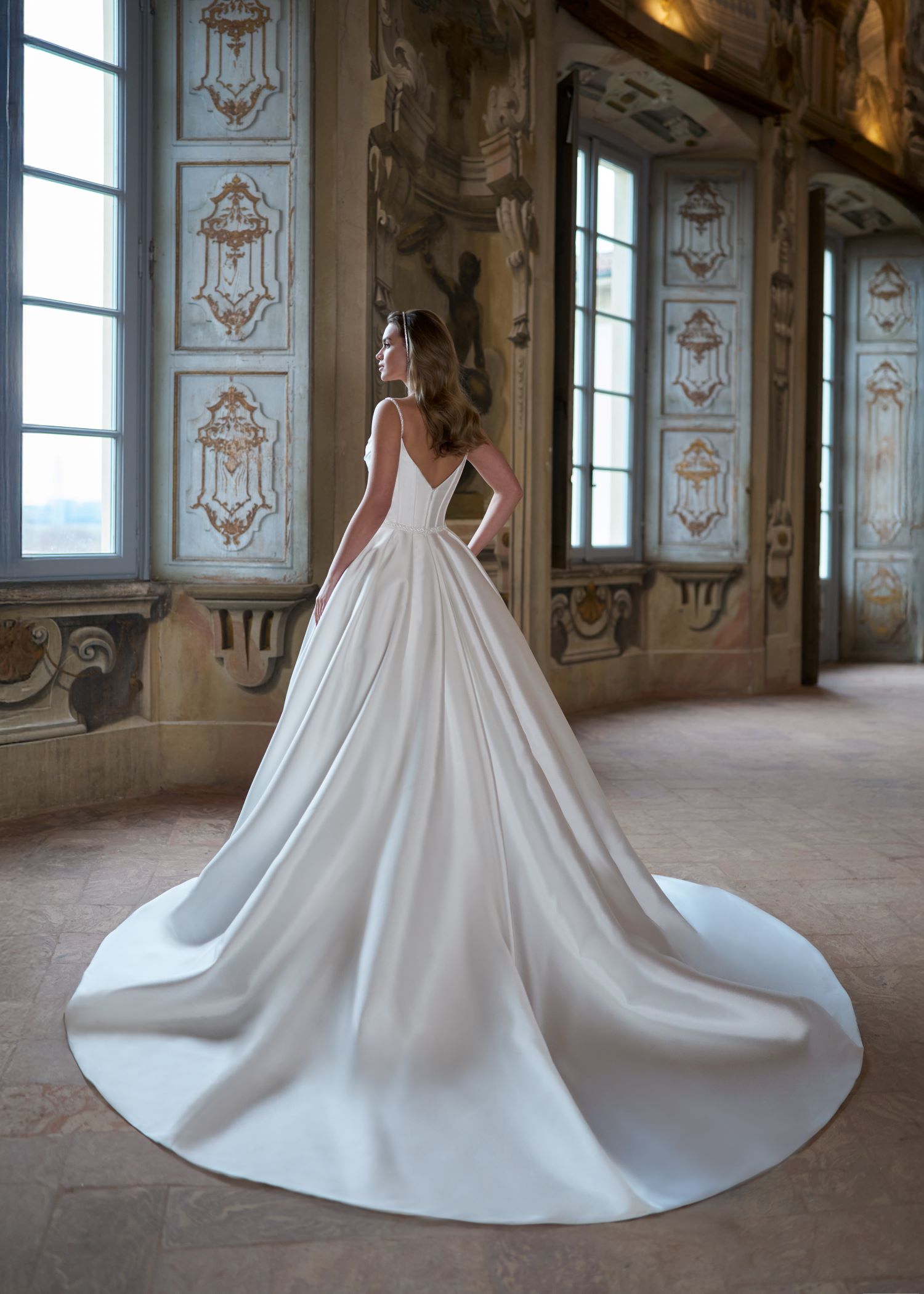 Voluminös brudkjol i mikado – Nuala från Mix & Match Collection, fotograferad framifrån i ljus miljö.