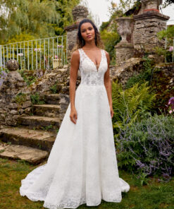 Brudklänning i helspets med A-linjeform, djup V-ringning med illusionstyll, transparent liv med pärl- och paljettbroderade spetsapplikationer, illusionrygg med knappar och svepsläp