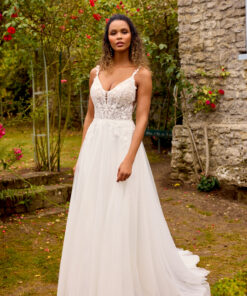 A-linjeformad tyllklänning med bikinitopp-urringning, djup V-rygg, silverpaljetter och pärlapplikationer, glittertyll i kjolen och svepsläp.